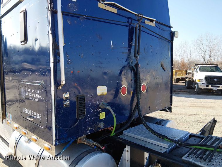 image for item FK0825 2007 International 9400ix semi truck