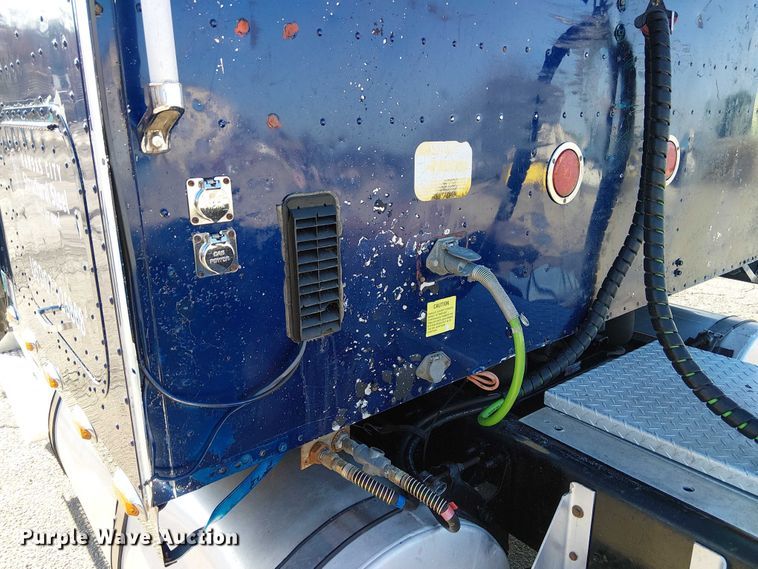 image for item FK0825 2007 International 9400ix semi truck