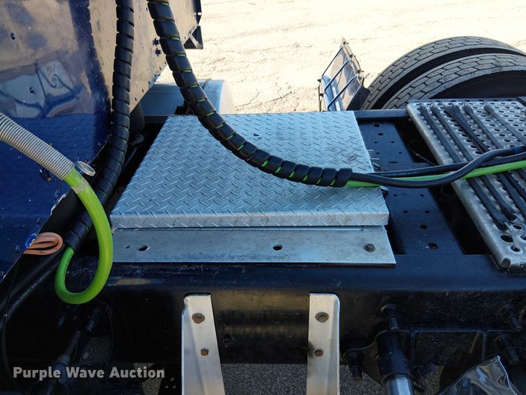 image for item FK0825 2007 International 9400ix semi truck