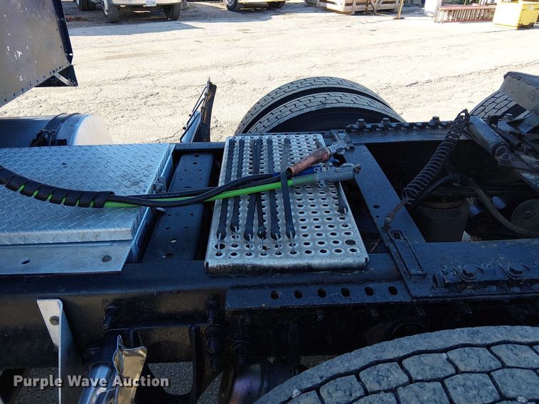 image for item FK0825 2007 International 9400ix semi truck