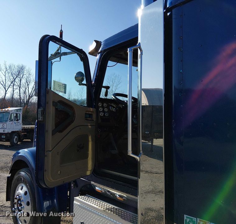 image for item FK0825 2007 International 9400ix semi truck