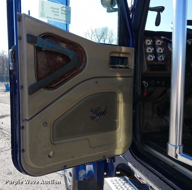 image for item FK0825 2007 International 9400ix semi truck