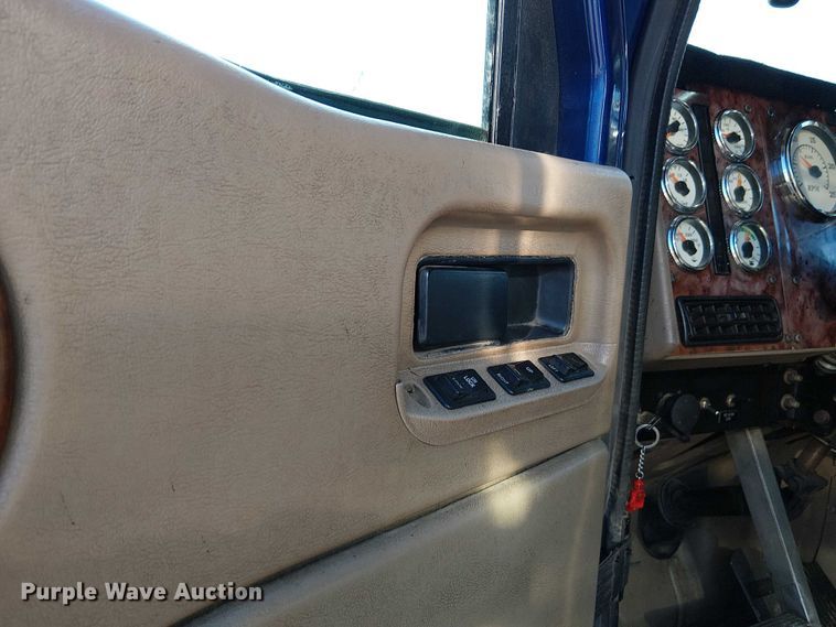 image for item FK0825 2007 International 9400ix semi truck