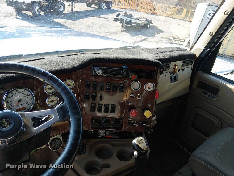 image for item FK0825 2007 International 9400ix semi truck