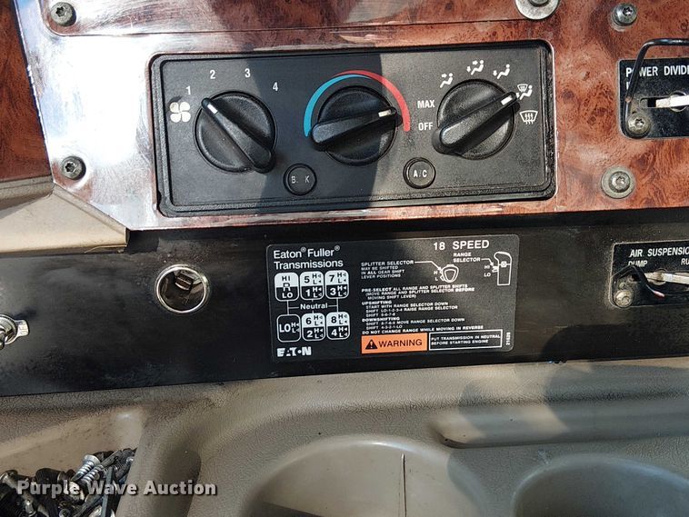 image for item FK0825 2007 International 9400ix semi truck