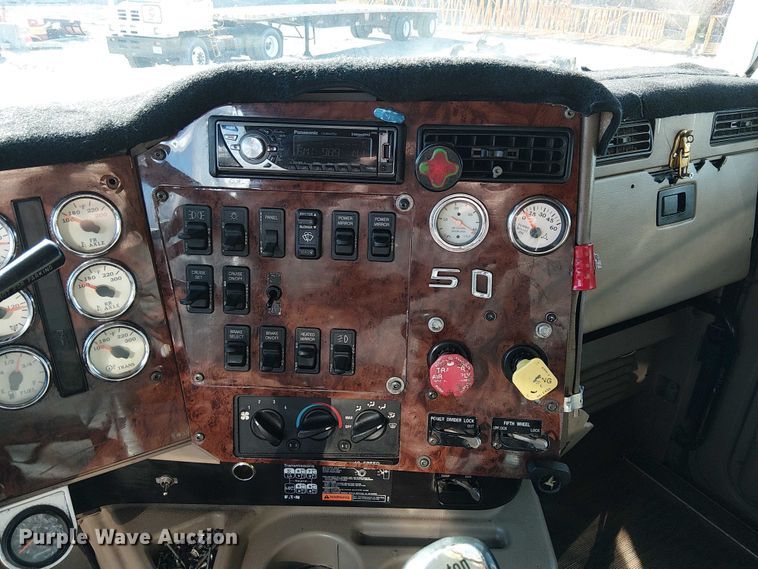 image for item FK0825 2007 International 9400ix semi truck