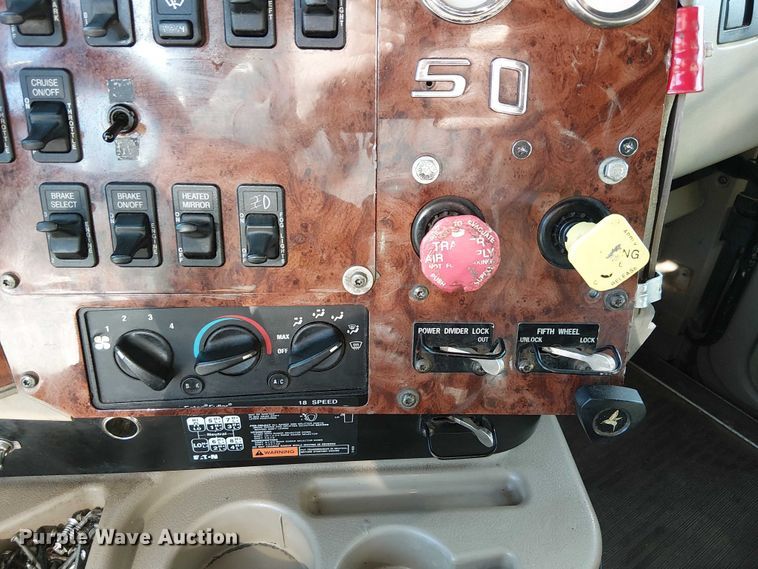 image for item FK0825 2007 International 9400ix semi truck