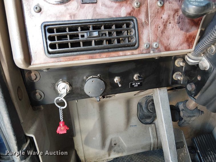 image for item FK0825 2007 International 9400ix semi truck