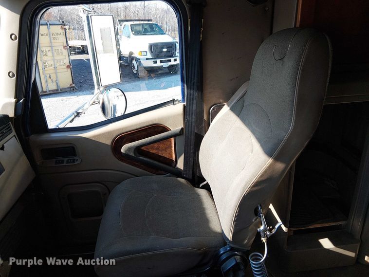 image for item FK0825 2007 International 9400ix semi truck