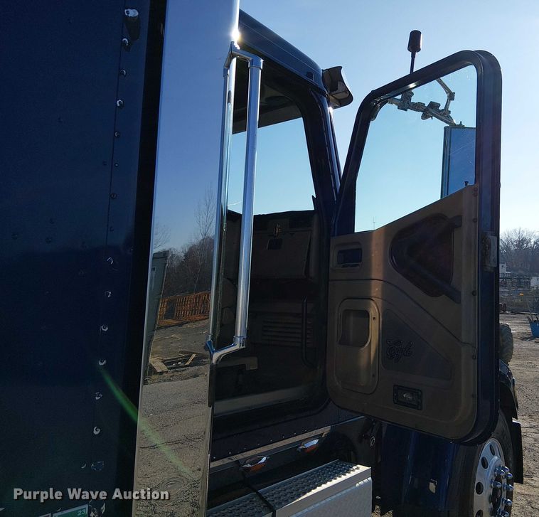 image for item FK0825 2007 International 9400ix semi truck