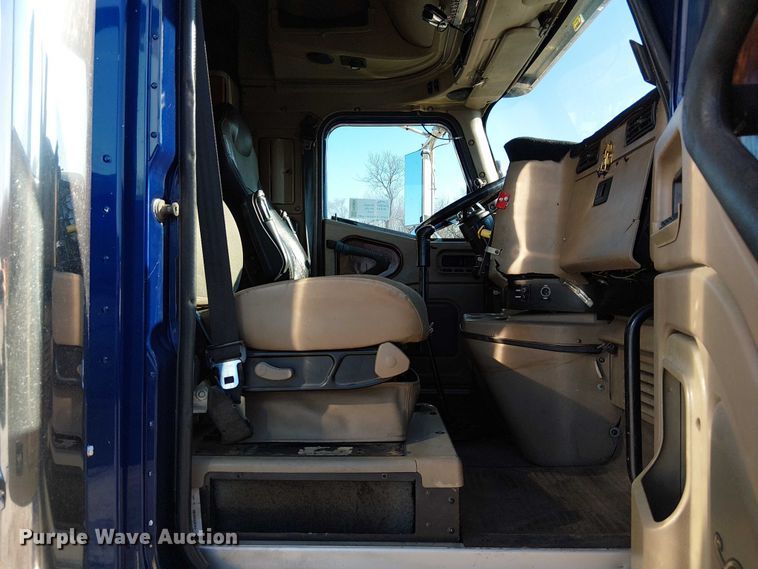 image for item FK0825 2007 International 9400ix semi truck