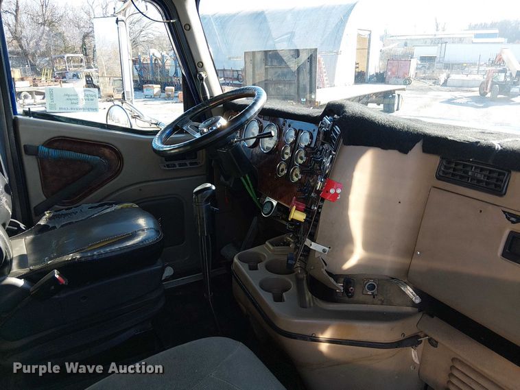 image for item FK0825 2007 International 9400ix semi truck