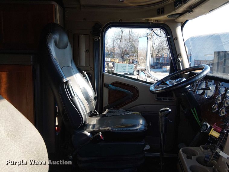 image for item FK0825 2007 International 9400ix semi truck