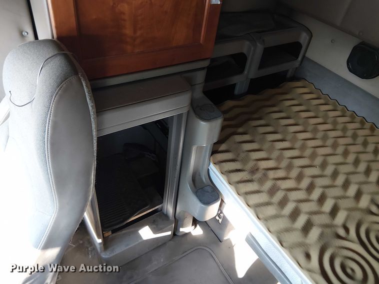 image for item FK0825 2007 International 9400ix semi truck