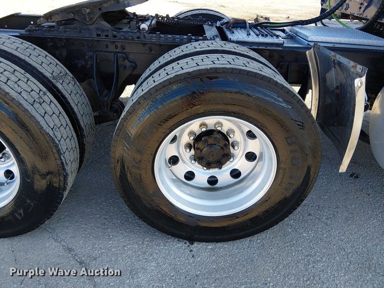 image for item FK0825 2007 International 9400ix semi truck