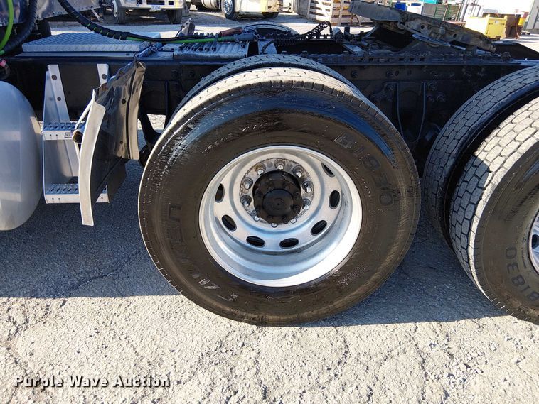 image for item FK0825 2007 International 9400ix semi truck