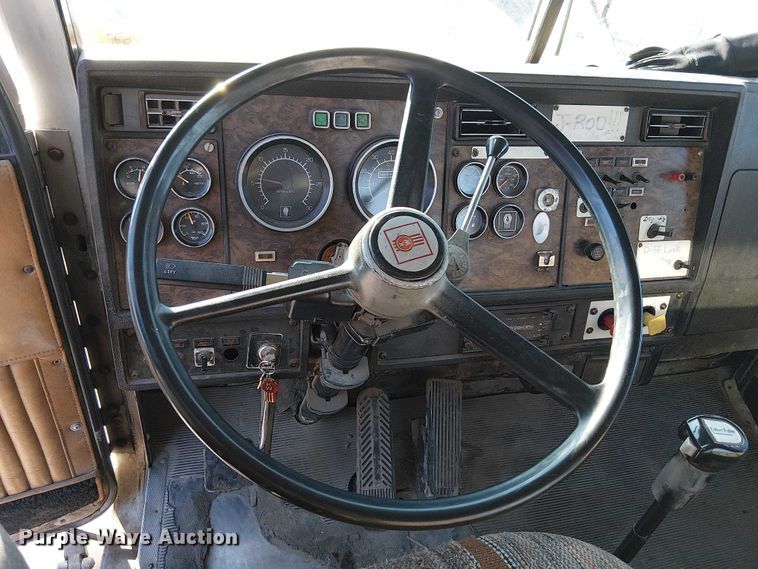 image for item FK0827 1994 Kenworth T800 semi truck