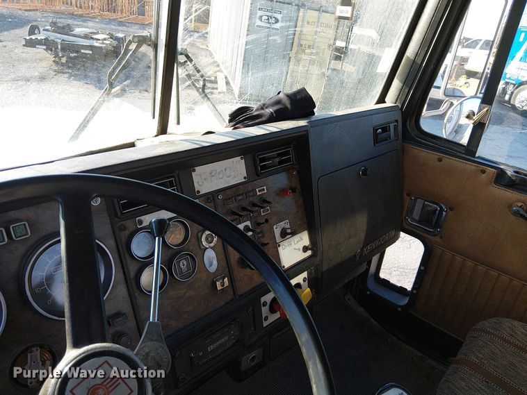 image for item FK0827 1994 Kenworth T800 semi truck