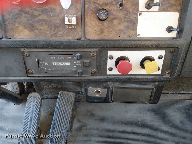 image for item FK0827 1994 Kenworth T800 semi truck