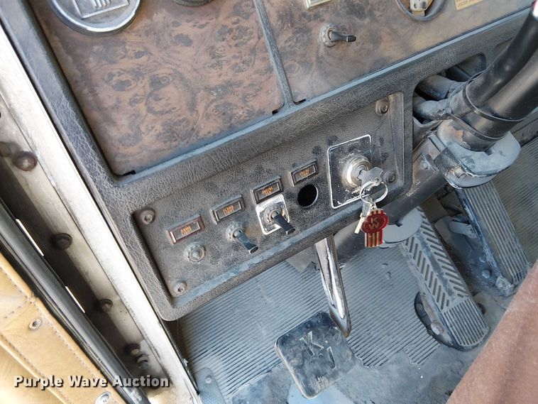 image for item FK0827 1994 Kenworth T800 semi truck