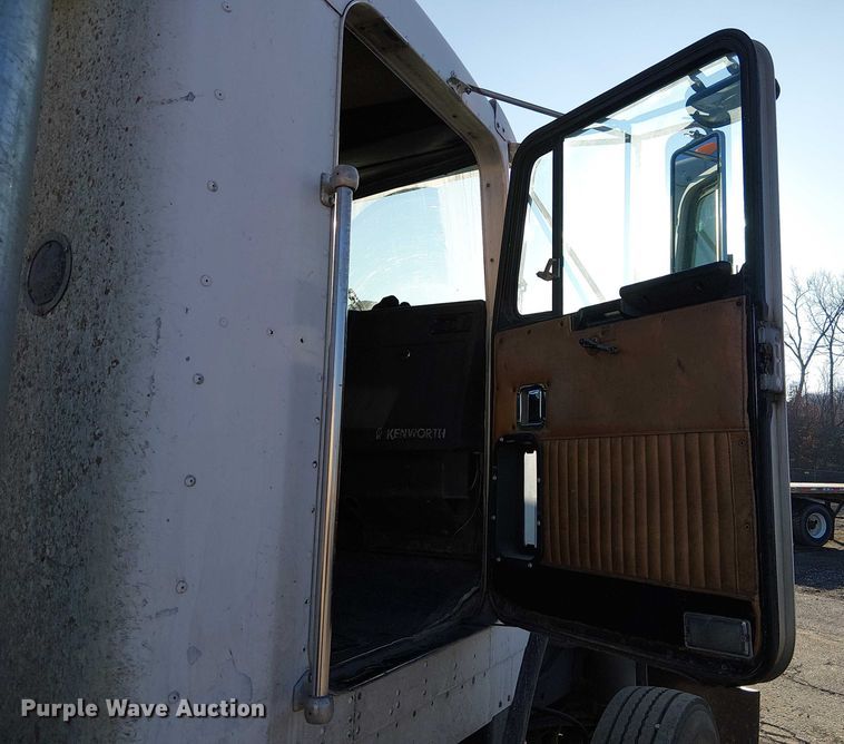 image for item FK0827 1994 Kenworth T800 semi truck