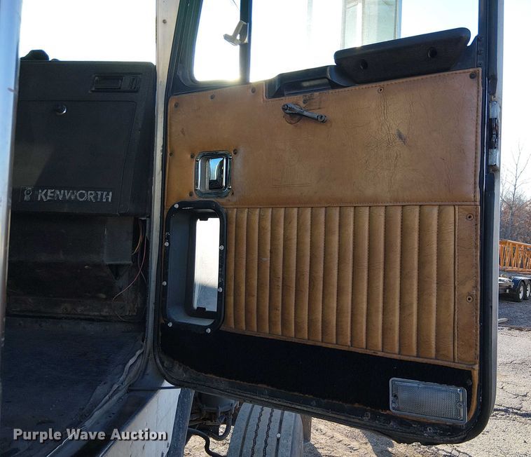 image for item FK0827 1994 Kenworth T800 semi truck