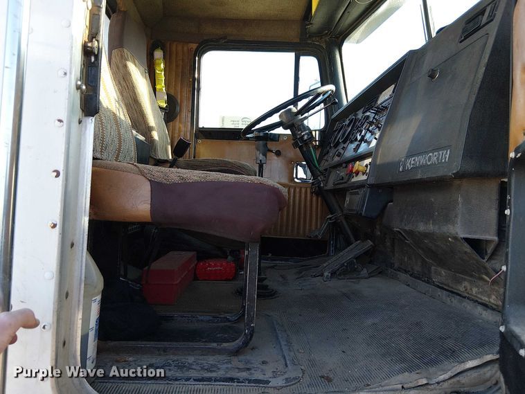 image for item FK0827 1994 Kenworth T800 semi truck