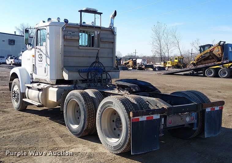 image for item FK0836 2000 International 9900i semi truck