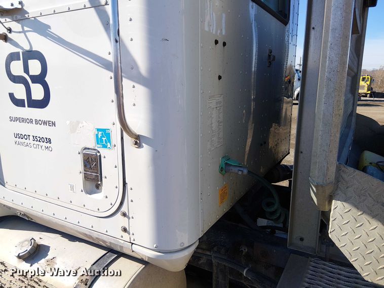 image for item FK0836 2000 International 9900i semi truck