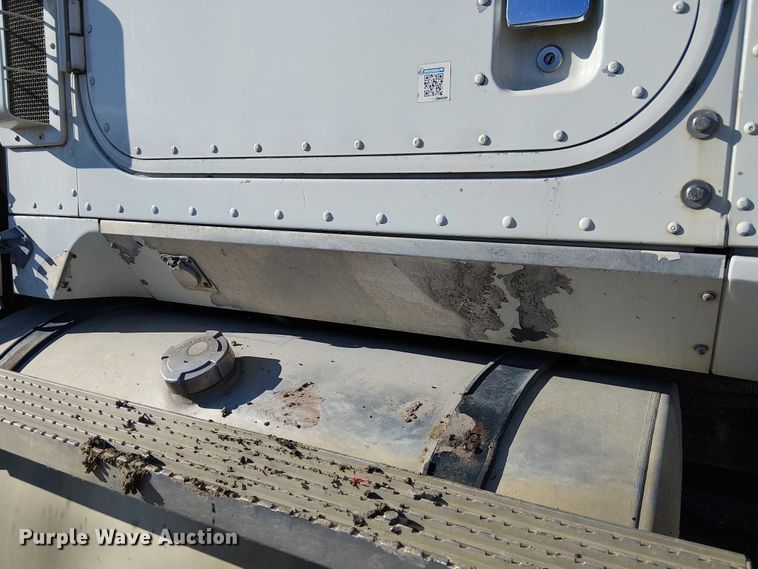 image for item FK0836 2000 International 9900i semi truck