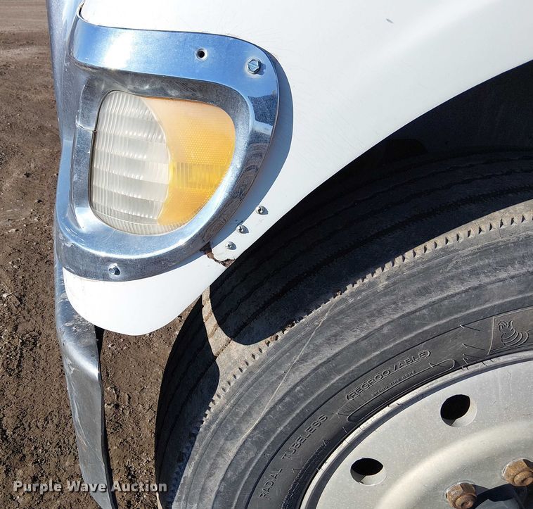 image for item FK0836 2000 International 9900i semi truck