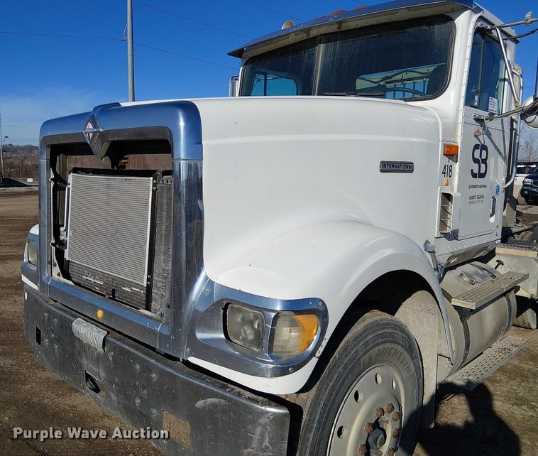 image for item FK0836 2000 International 9900i semi truck