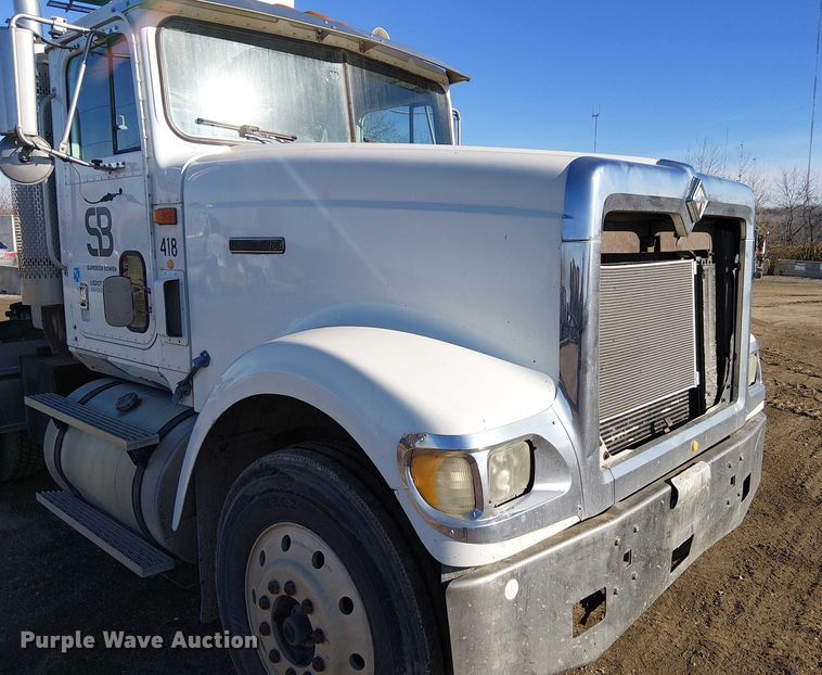 image for item FK0836 2000 International 9900i semi truck