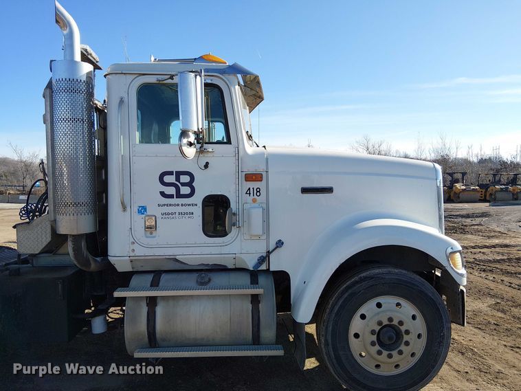 image for item FK0836 2000 International 9900i semi truck