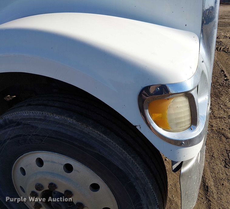 image for item FK0836 2000 International 9900i semi truck