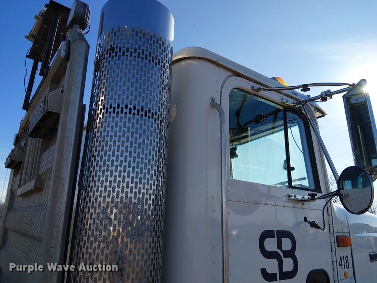 image for item FK0836 2000 International 9900i semi truck