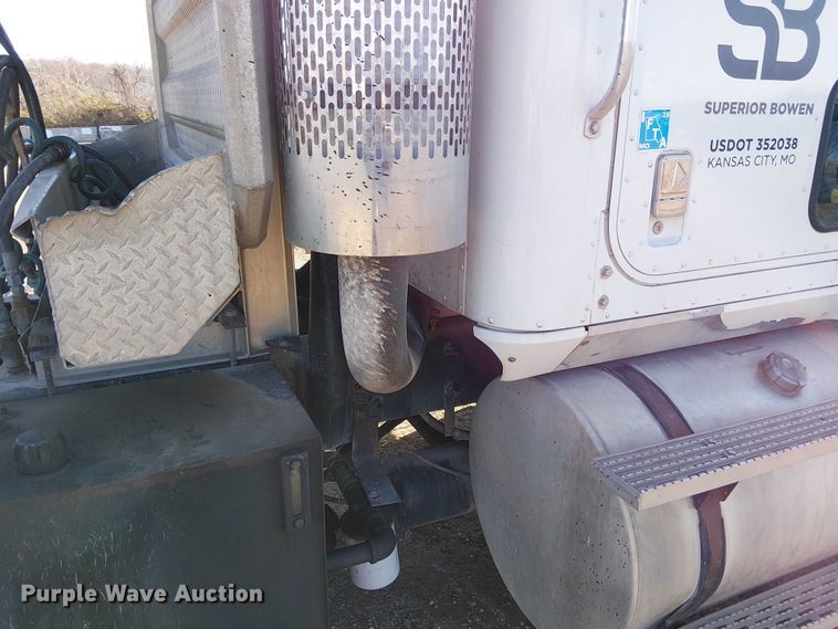 image for item FK0836 2000 International 9900i semi truck