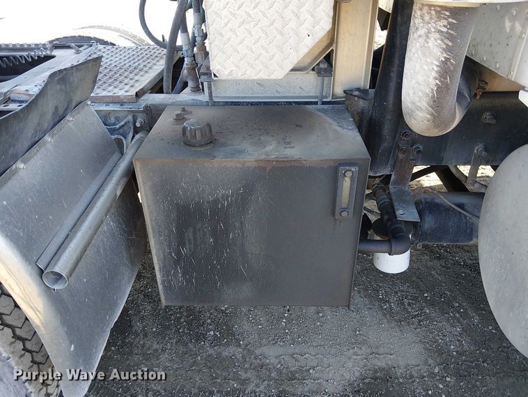 image for item FK0836 2000 International 9900i semi truck