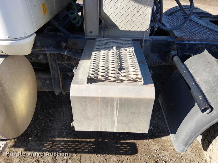 image for item FK0836 2000 International 9900i semi truck