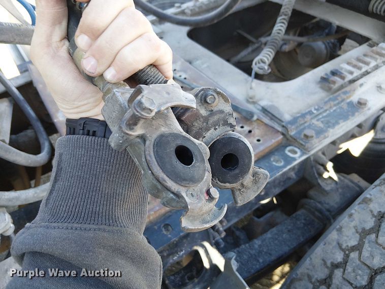 image for item FK0836 2000 International 9900i semi truck