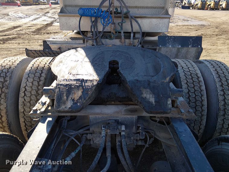 image for item FK0836 2000 International 9900i semi truck