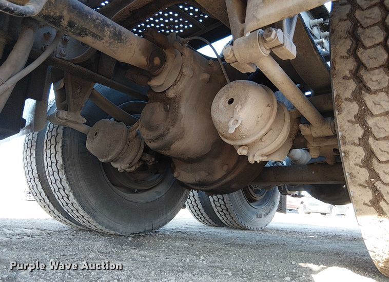 image for item FK0836 2000 International 9900i semi truck