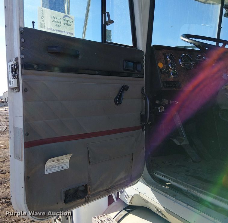 image for item FK0836 2000 International 9900i semi truck