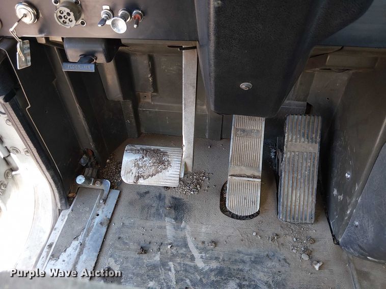 image for item FK0836 2000 International 9900i semi truck