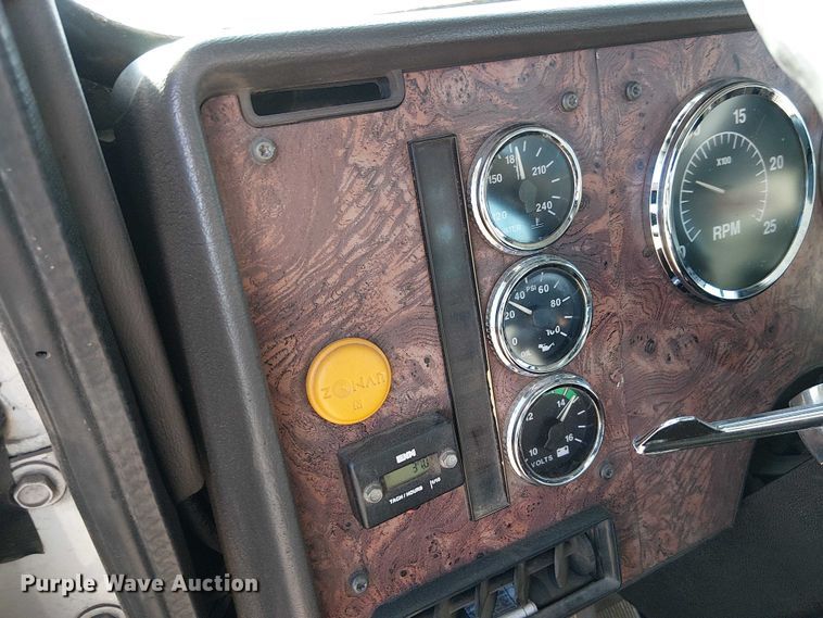 image for item FK0836 2000 International 9900i semi truck