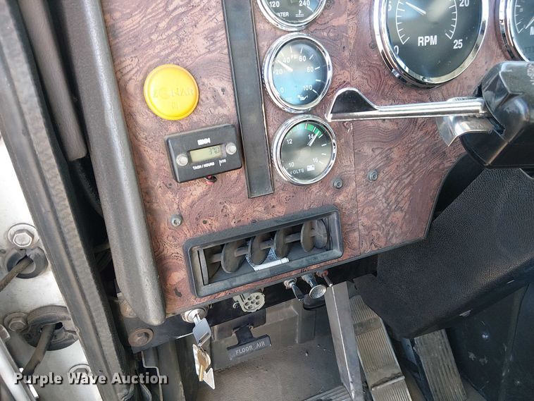 image for item FK0836 2000 International 9900i semi truck