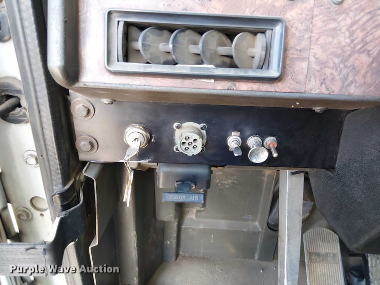 image for item FK0836 2000 International 9900i semi truck