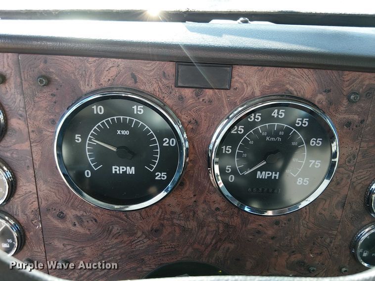 image for item FK0836 2000 International 9900i semi truck