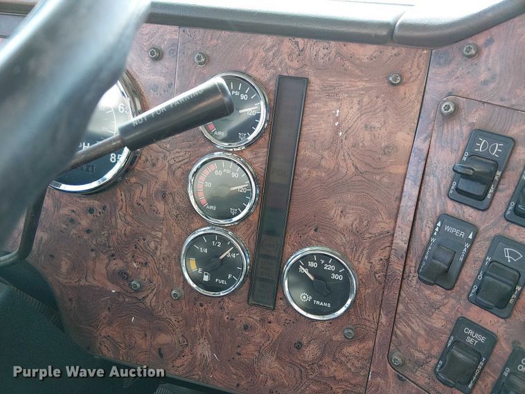 image for item FK0836 2000 International 9900i semi truck