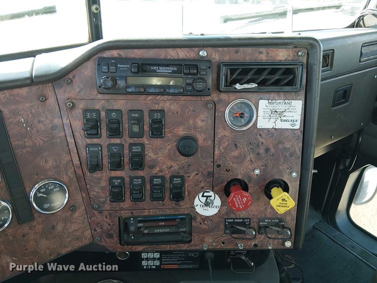 image for item FK0836 2000 International 9900i semi truck